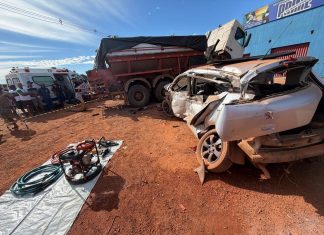 Motorista morre após carro bater em veículo de carga na BR-010, em Santa Rosa